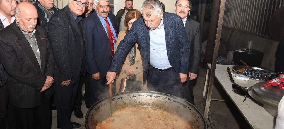 Adana'da Başkan Karalar, Türkistanlılar’la bir araya geldi