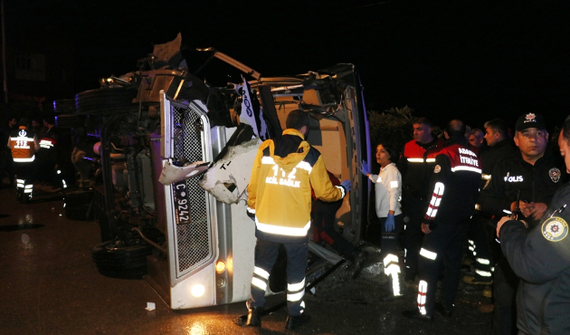 Midibüs iş makinesiyle çarpıştı: 3 ölü, 13 yaralı