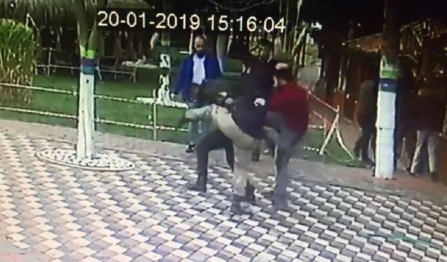 Genç kıza laf atıp, sevgilisini dövmüşlerdi!