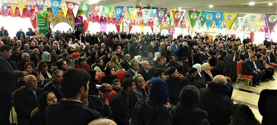 HDP'lilerden teröristler için saygı duruşu...