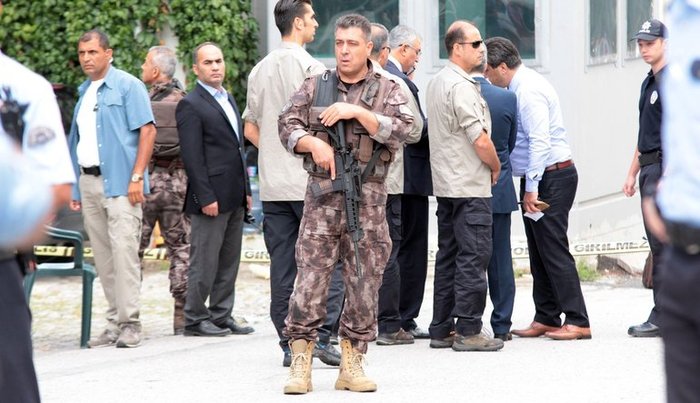İsrail elçiliğine bıçaklı saldırı: İşte o anlar / VİDEO