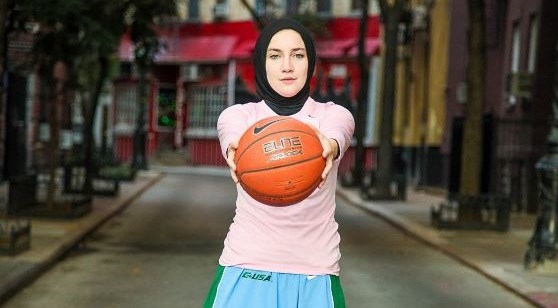 Potada yasak kalktı! İşte ilk başörtülü kadın basketbolcu...