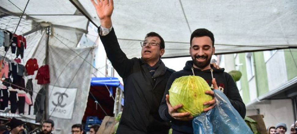 İmamoğlu tezgahın üstüne çıkıp lahana sattı!