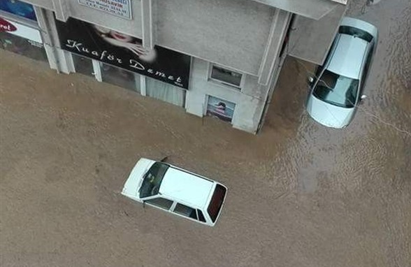 Karadeniz yağmura teslim oldu, Trabzon'da 2 kişi öldü