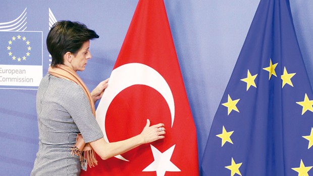 AB'den 15 temmuz özeleştirisi ve şartlı vize vaadi!