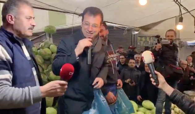 Ekrem İmamoğlu semt pazarında lahana sattı!