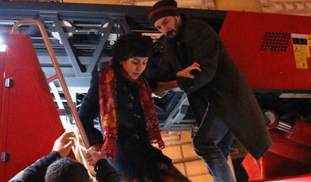 Beyoğlu’nda yangın çıkan binada can pazarı