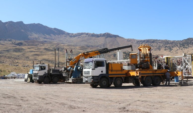 Siirt'te termal su arayan ekipler petrol buldular!