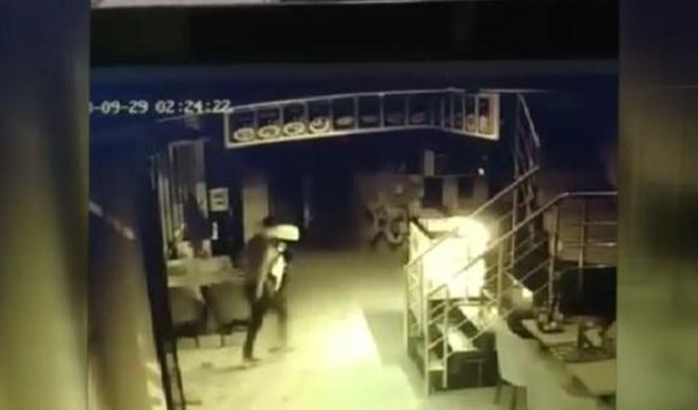 Adıyaman'da iş yerinde hırsızlık kameralara takıldı