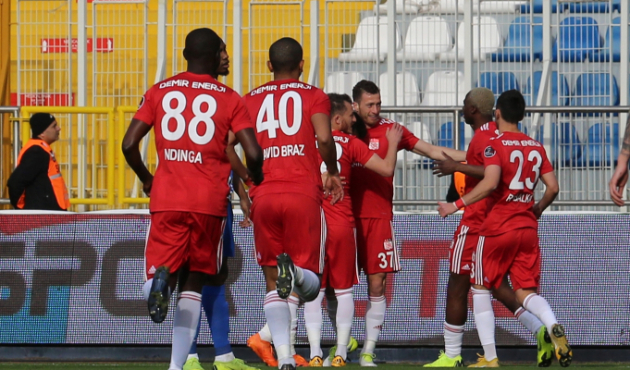 Sivasspor 3 puanı 3 golle aldı!