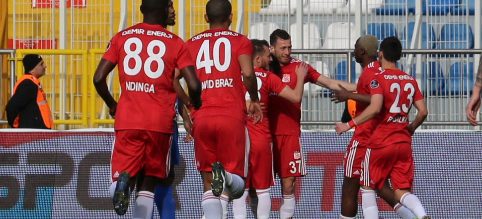 Sivasspor 3 puanı 3 golle aldı!