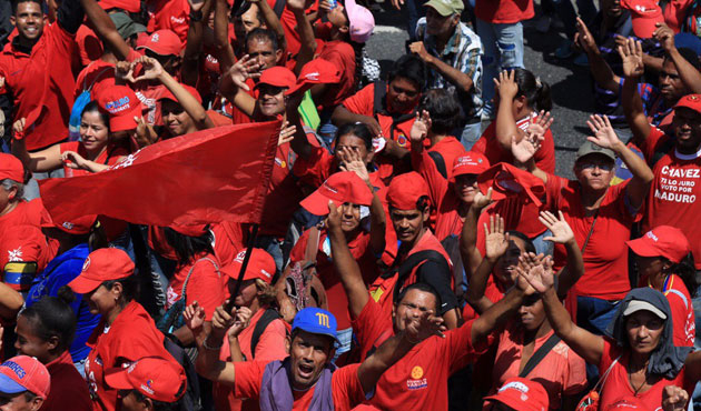 Bir yandan Maduro yandaşları diğer yanda Guaido destekçileri