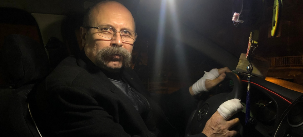 Bir eliyle boğazını sıktı, diğeriyle silah çekti!