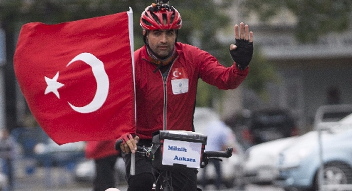 Demokrasi için 2 bin 682 kilometre pedal çevirdi