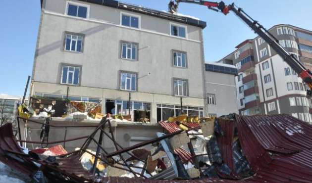 Bitlis'te 8 kişi çöken kafenin altında kaldı!