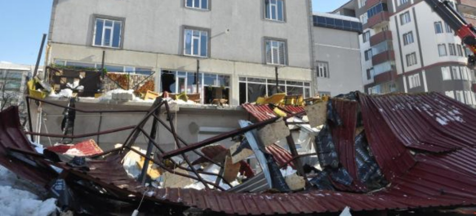 Bitlis'te 8 kişi çöken kafenin altında kaldı!