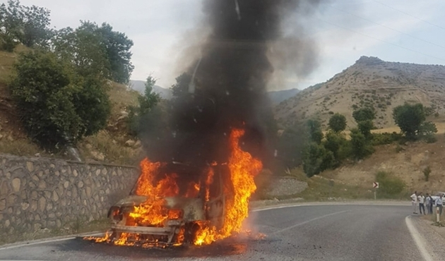 Adıyaman'da hafif ticari araç seyir halindeyken yandı