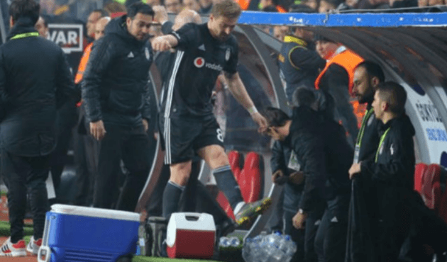Oyundan alınan Caner sinirlerine hakim olamadı!