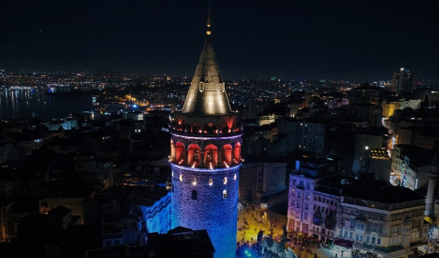 İstanbul’da Galata Kulesi ile köprüler mavi ve turuncuya büründü