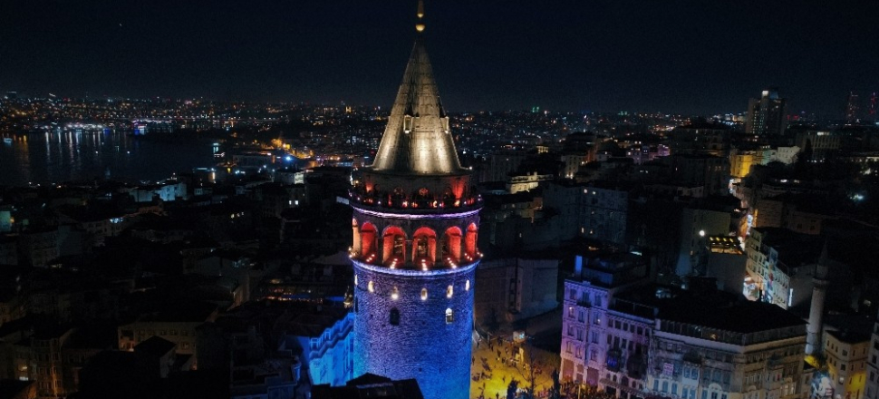 İstanbul’da Galata Kulesi ile köprüler mavi ve turuncuya büründü