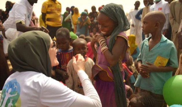 Gamze Özçelik Afrika'da umut dağıtmaya devam ediyor!