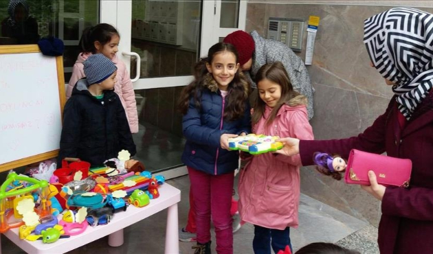 Minik Zeynep yetimler için oyuncaklarını sattı...