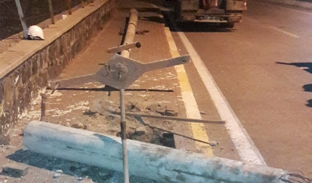 Şanlıurfa'da aracın çarptığı elektrik direği yenilendi