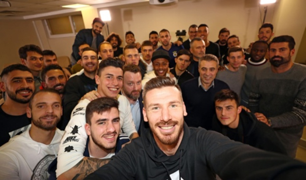 Fenerbahçe'de sıra dışı imza töreni!
