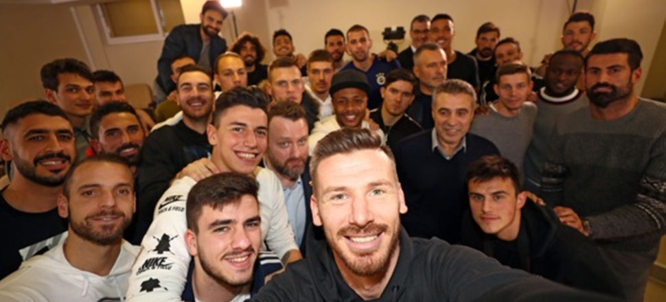 Fenerbahçe'de sıra dışı imza töreni!