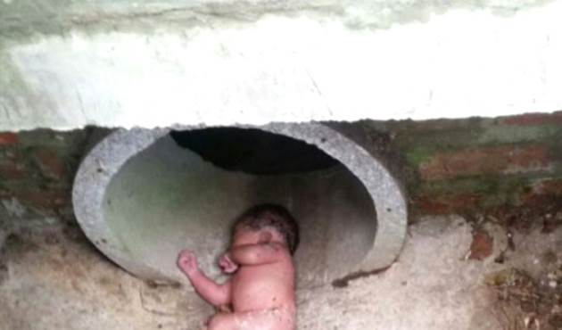 Yeni doğmuş bebeği su kanalına bıraktılar!