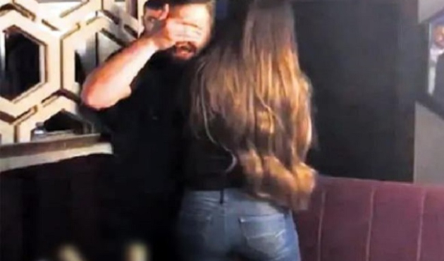 Emre Aşık'ın eşi başka bir adamla barda!
