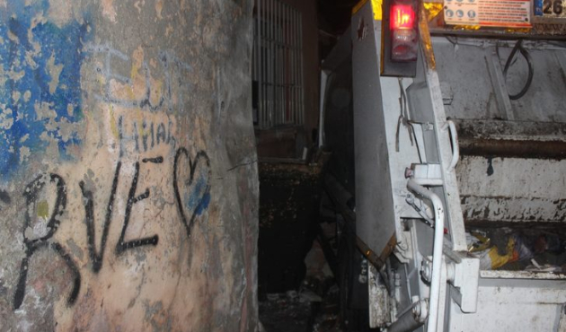 Temizlik işçisi, ekmek teknesinin altında kaldı!