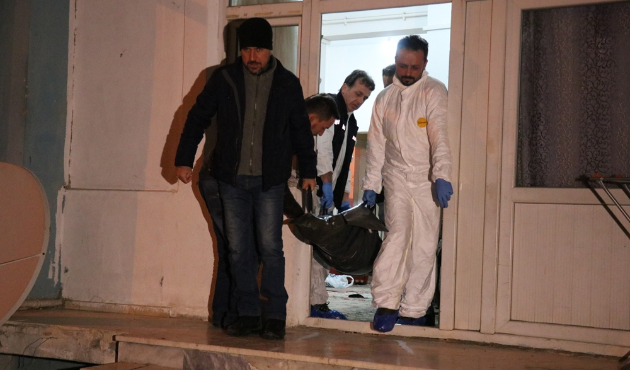 4 çocuğunun gözü önünde karısının boğazını kesti!