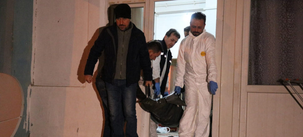 4 çocuğunun gözü önünde karısının boğazını kesti!