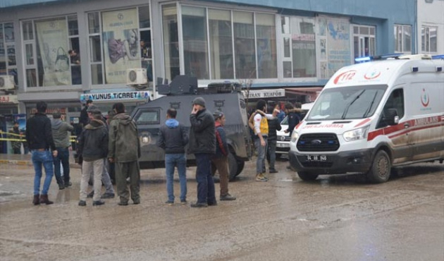 Ağrı'da silahlı kavga! Araya giren polis yaralandı