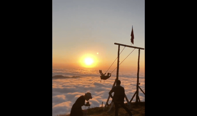 Rize'de bulutların üstünde salıncak keyfi...
