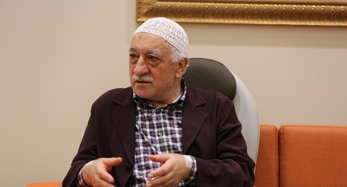 FETÖ elebaşının ağzını sildiği peçeteyi açık artırmayla satmışlar