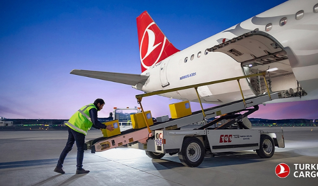 Turkish Cargo'nun ilk kargosu Türk bayrağı oldu...