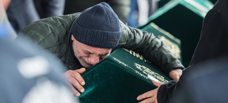 Çöken binada ölen aynı aileden 9 kişiye veda