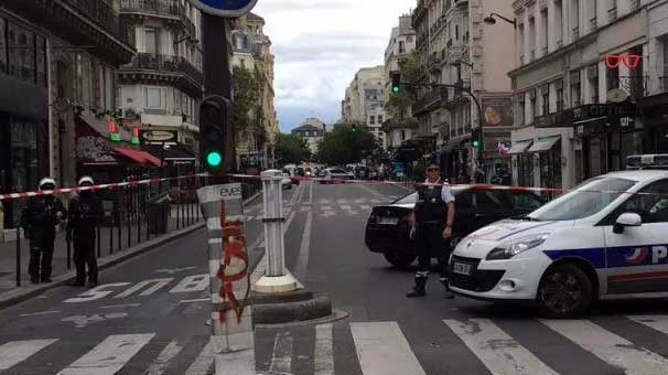 Paris'te başörtülü kadın sokak ortasında öldürüldü