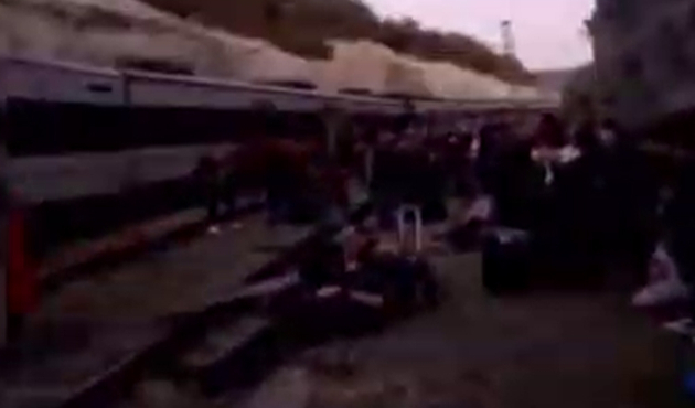 Barselona’da iki tren çarpıştı!