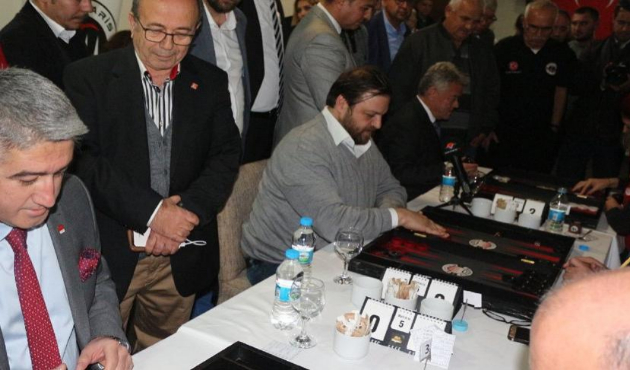 AK Parti ve CHP sandıktan önce tavlada yarıştı!