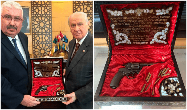Bahçeli'ye Atatürk'ün 121 yıllık beylik silahı hediye edildi!