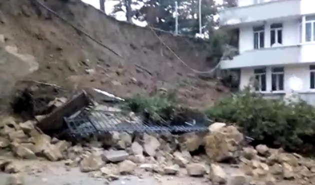 Niğde’de istinat duvarı yıkıldı