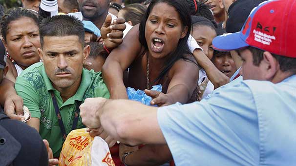 Dünyanın en büyük petrol rezervine sahip Venezuela'da halk aç