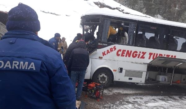 Kars'ta trafik kazası: 20 yaralı