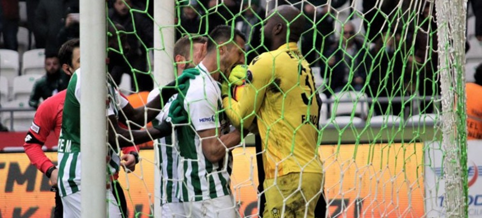 Adis Jahovic rakip kalecinin elini ısırdı!