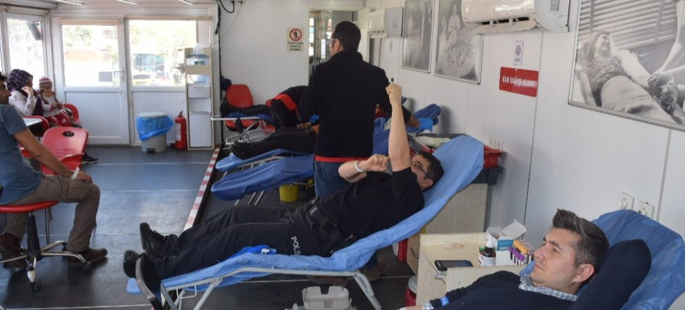 İzmir Aliağa’da Kızılay’ın kan bağışına büyük ilgi