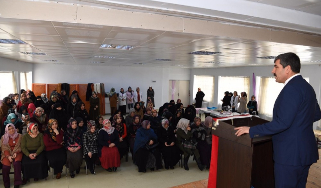 Muş'ta Başkan Feyat Asya, kadınlara 5 yıllık hizmetlerini anlattı