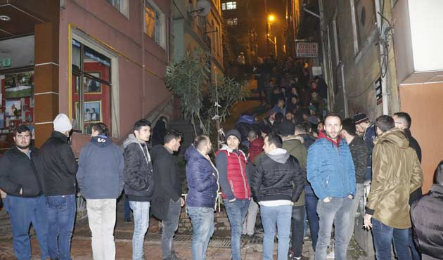 Geceden kuyruğa girdiler